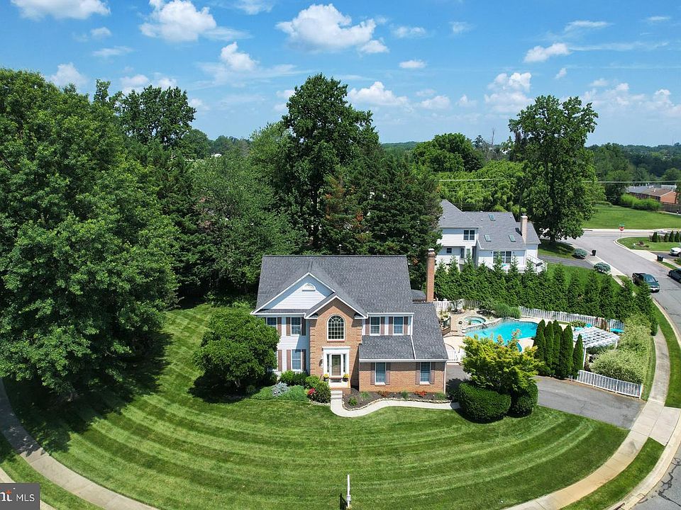 1st image of 704 Woodsyde Cir