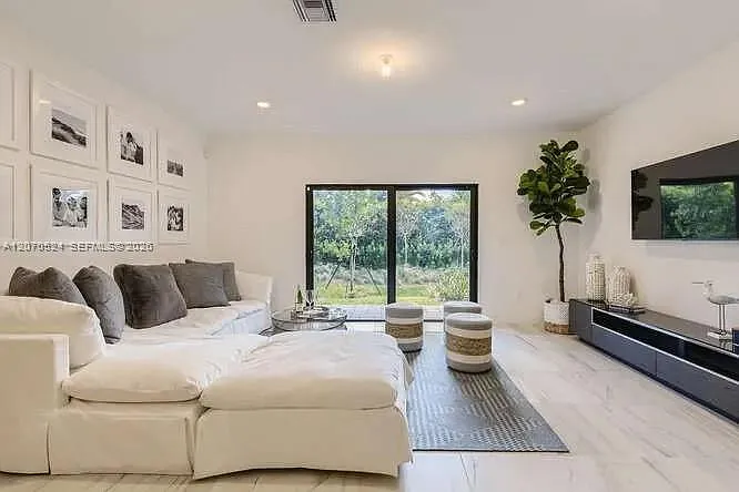 142 SE 5th Ct — Photo 4