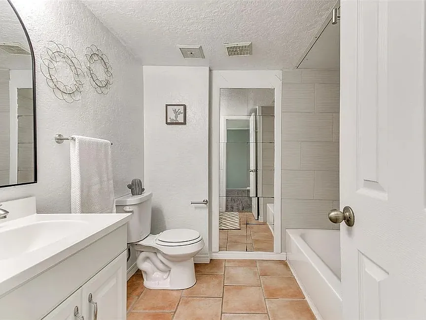 Building Photo - 6100 N Brookline Ave #38