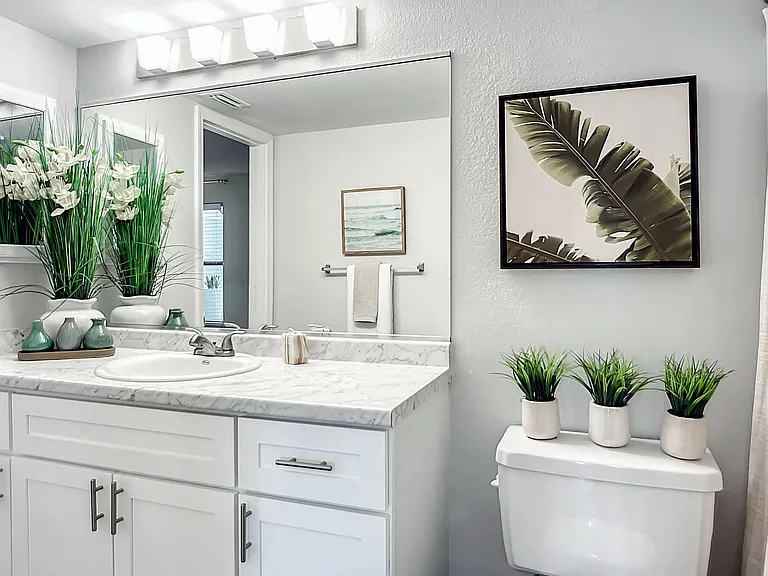 Experience contemporary luxury in our brilliantly updated bathrooms, boasting refined elegance and meticulous design.