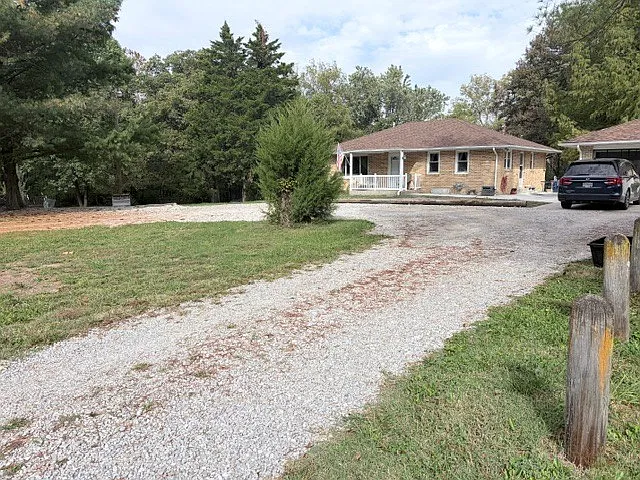 4 bed, 2400 sqft, $2,500 — Photo 2