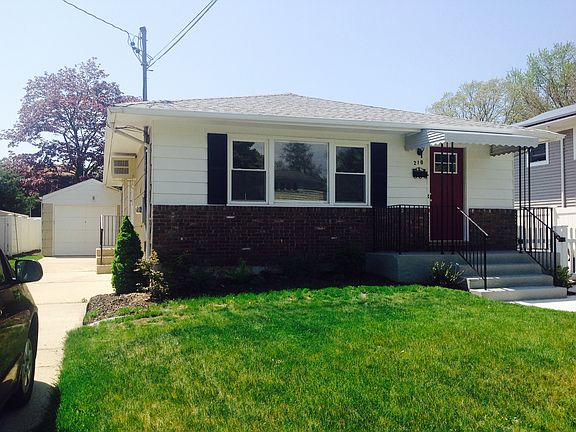 2nd image of 210 Henry St