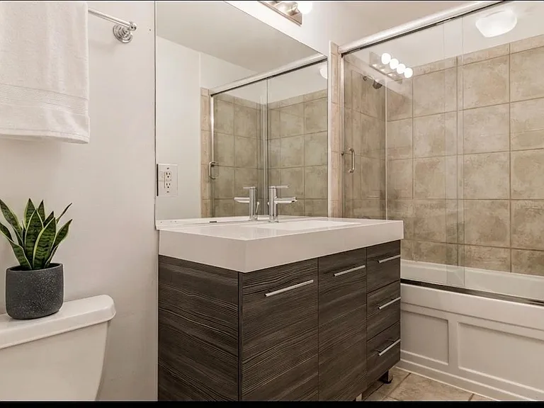 400 W Ontario St #507 — Photo 16