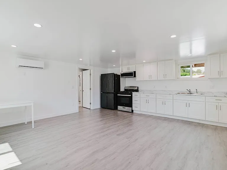 15526 Donmetz St — Photo 7