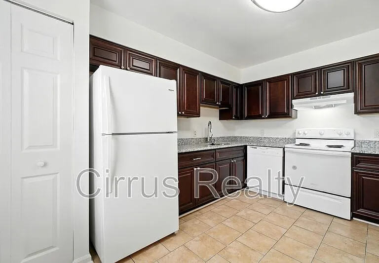 525 Columbia St — Photo 13