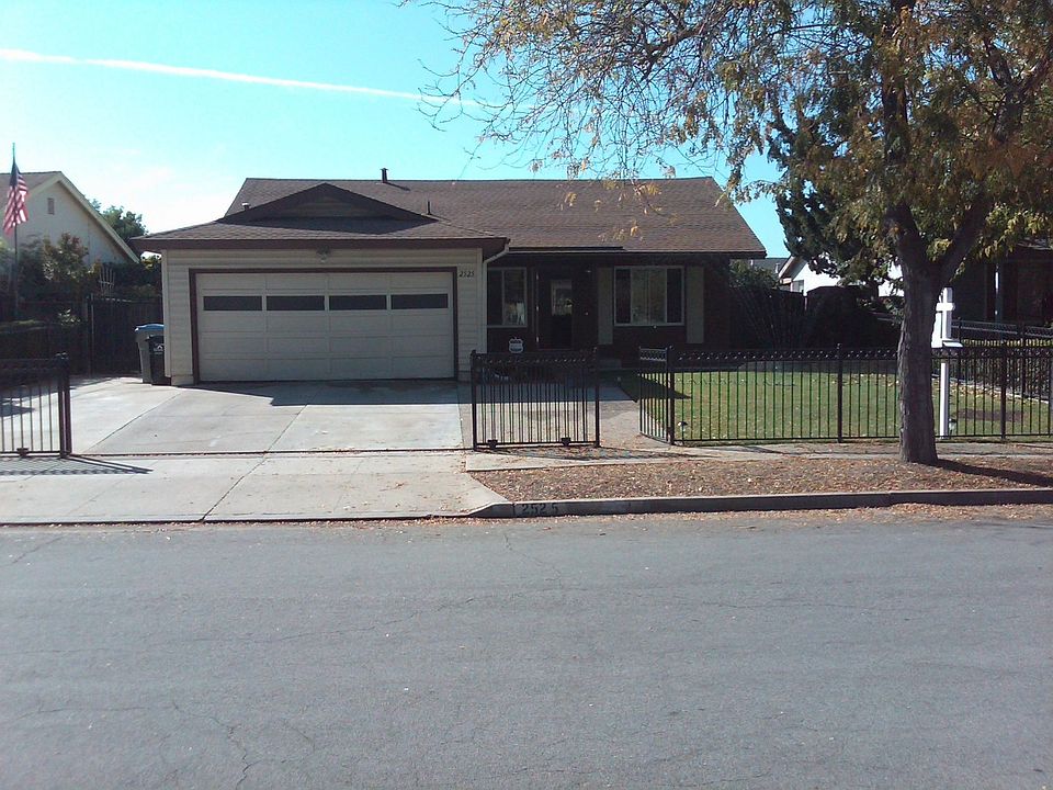 1st image of 2525 Coconut Dr