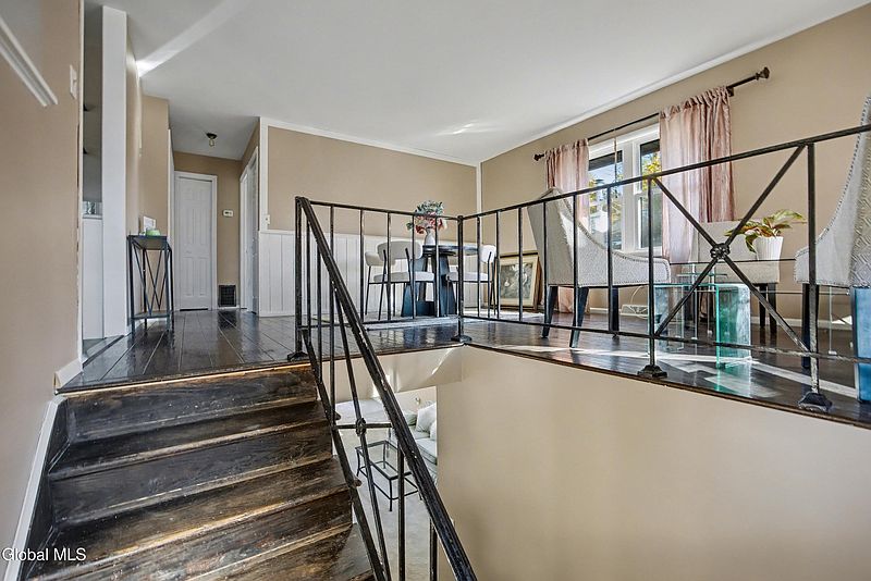 3rd image of 5 Woodland Court