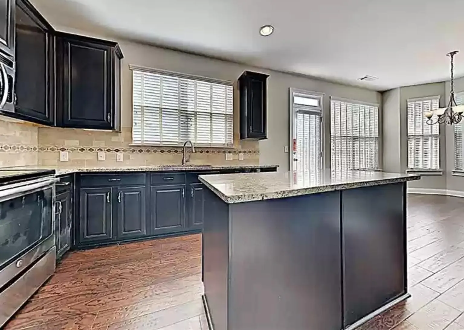 3 bed, 2040 sqft, $3,200 — Photo 4