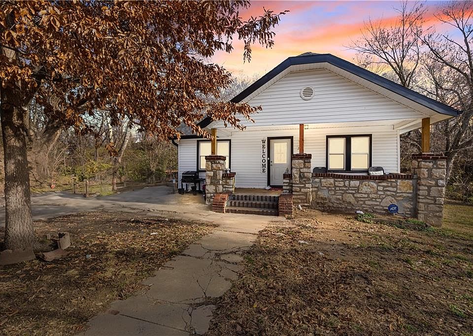 1st image of 215 S 12th St