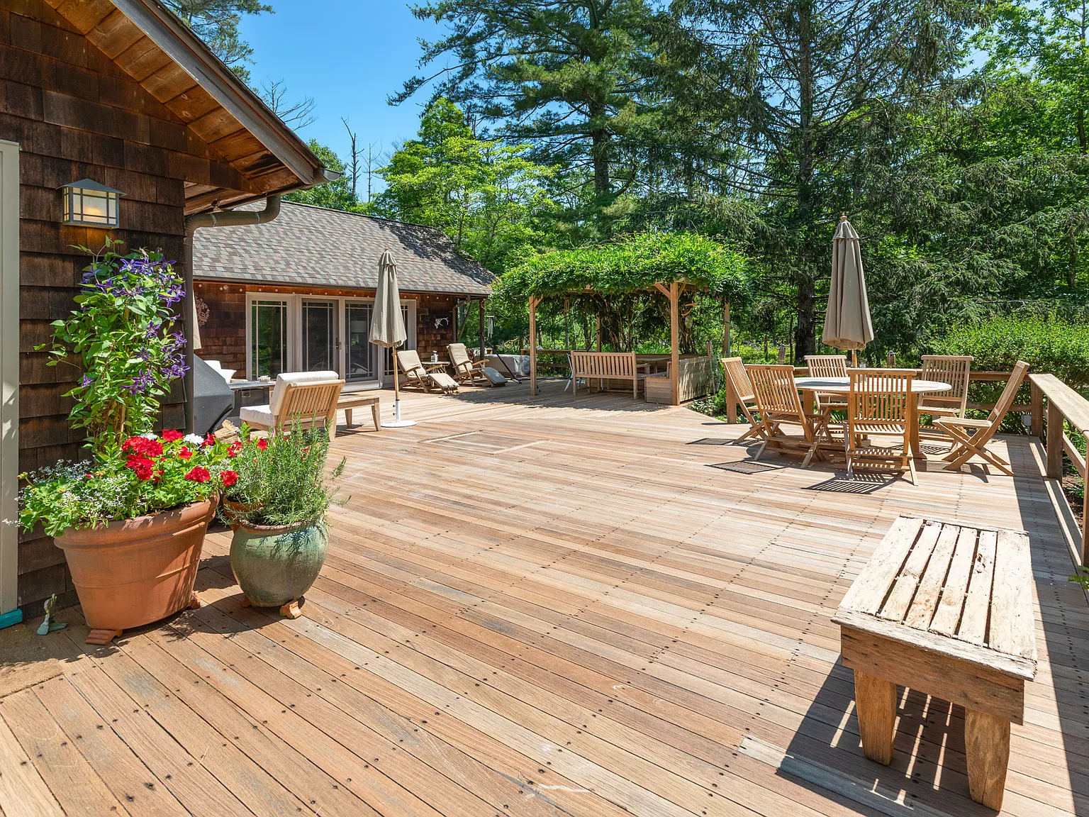 5 Bd's Oasis Snuggled Between Eh & Sag Harbor! — Photo 4