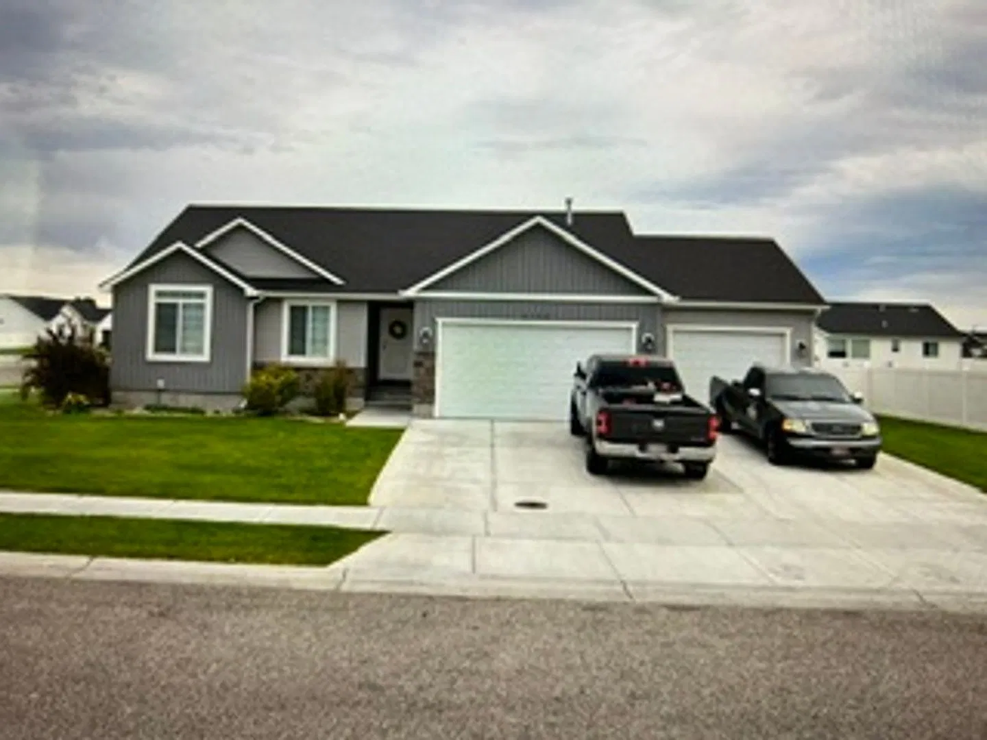 3 Bed 2 Bath Home With Attached Garage. — Photo 1