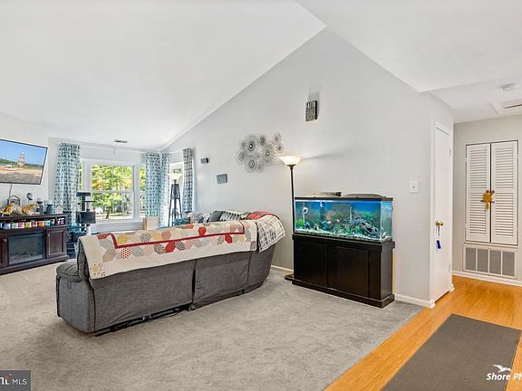 4th image of 8 Pheasant Meadow Dr