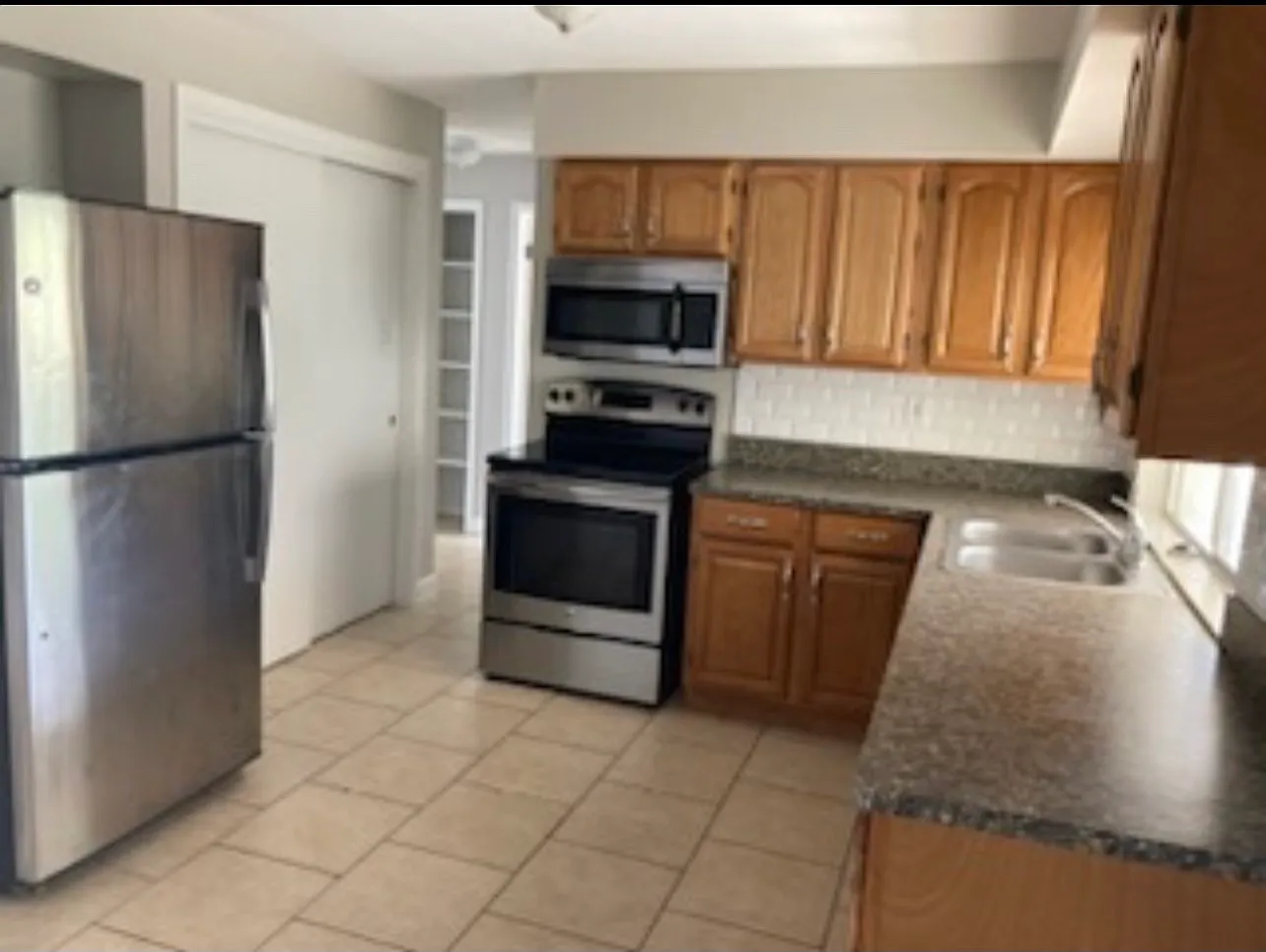 3 bed, 1040 sqft, $1,695 — Photo 3