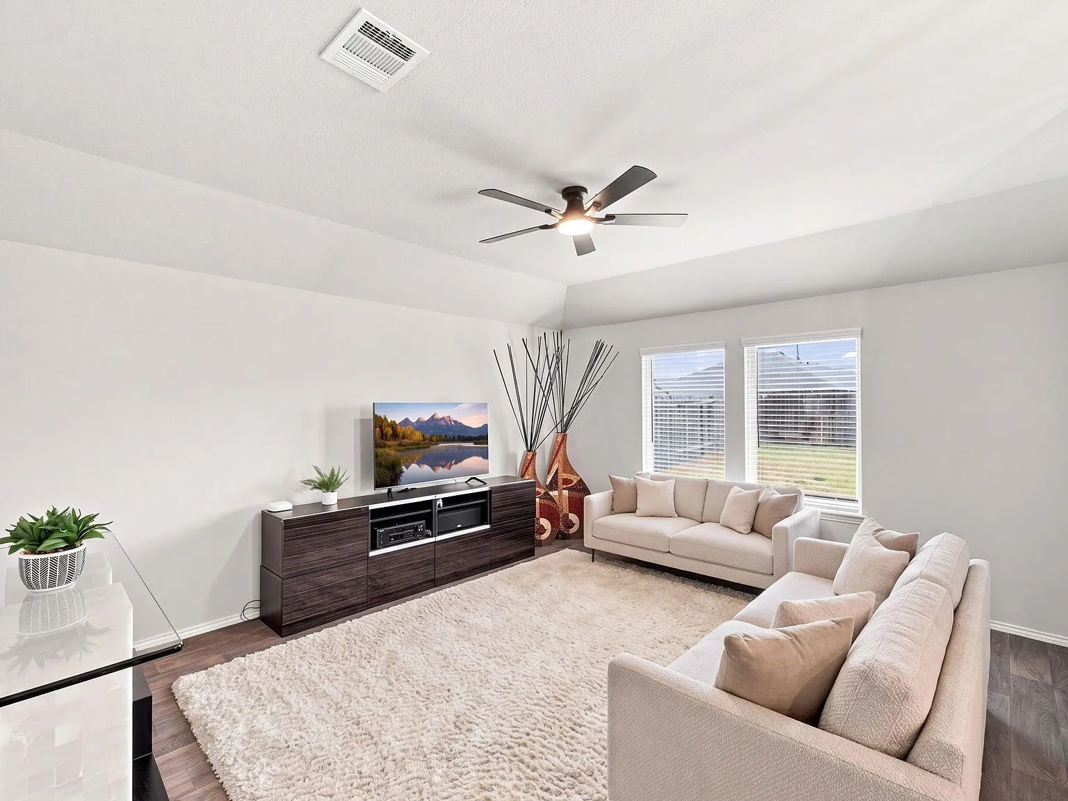 3 bed, 2.0 bath, 1587 sqft, $2,150 — Photo 3