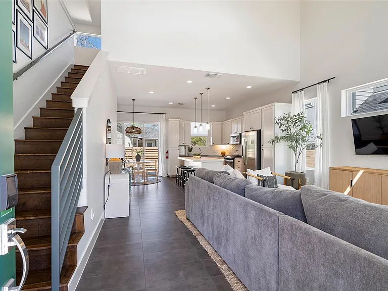 1126 Linden St #1 — Photo 3
