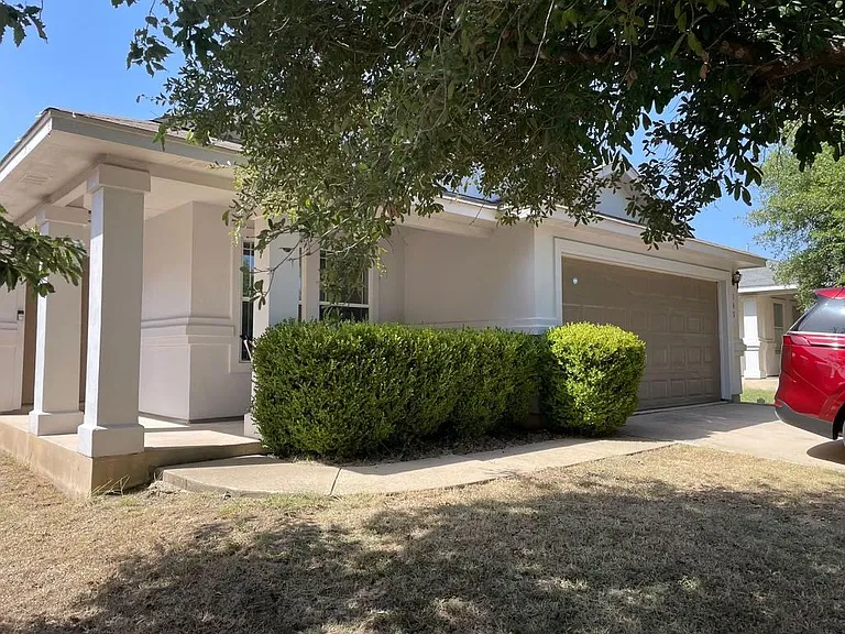 302 Golden Gate Dr — Photo 2