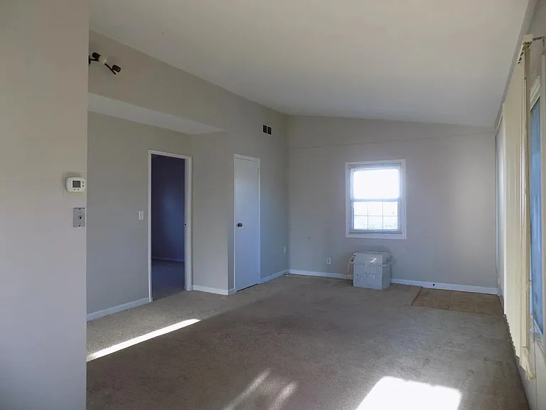 1425 Evans Ave — Photo 8