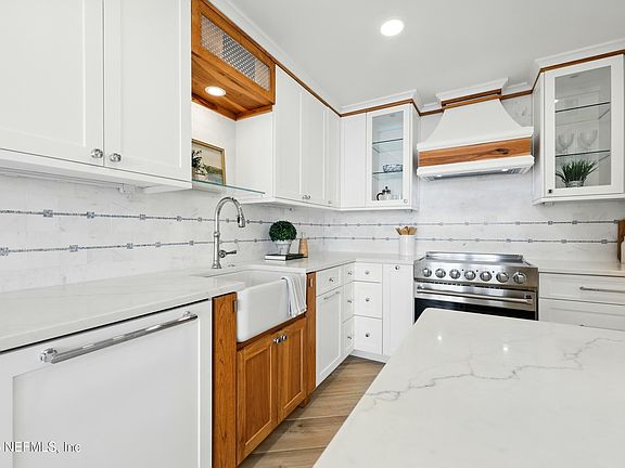 5th image of 1601 OCEAN Drive S #410