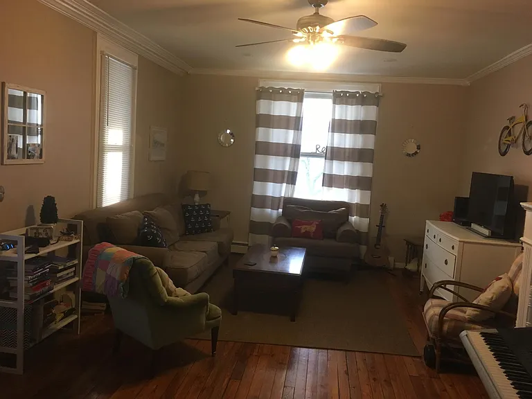 132 E Knight Ave — Photo 2