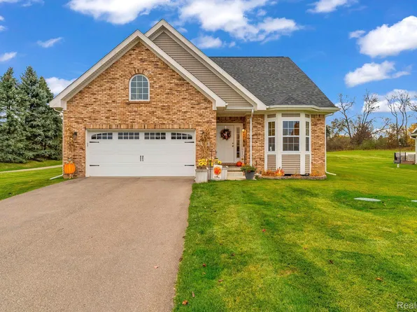 7496 Village Ct, Davisburg, MI 48350