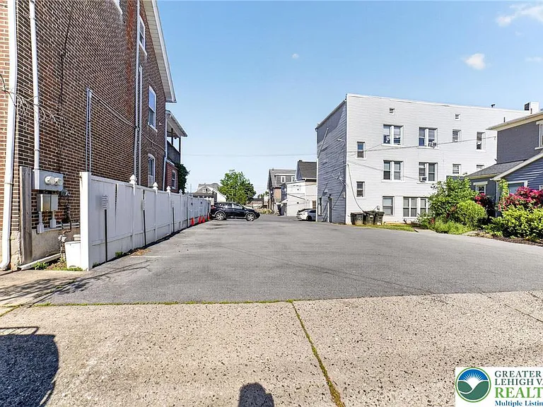 401 W Broad St — Photo 31