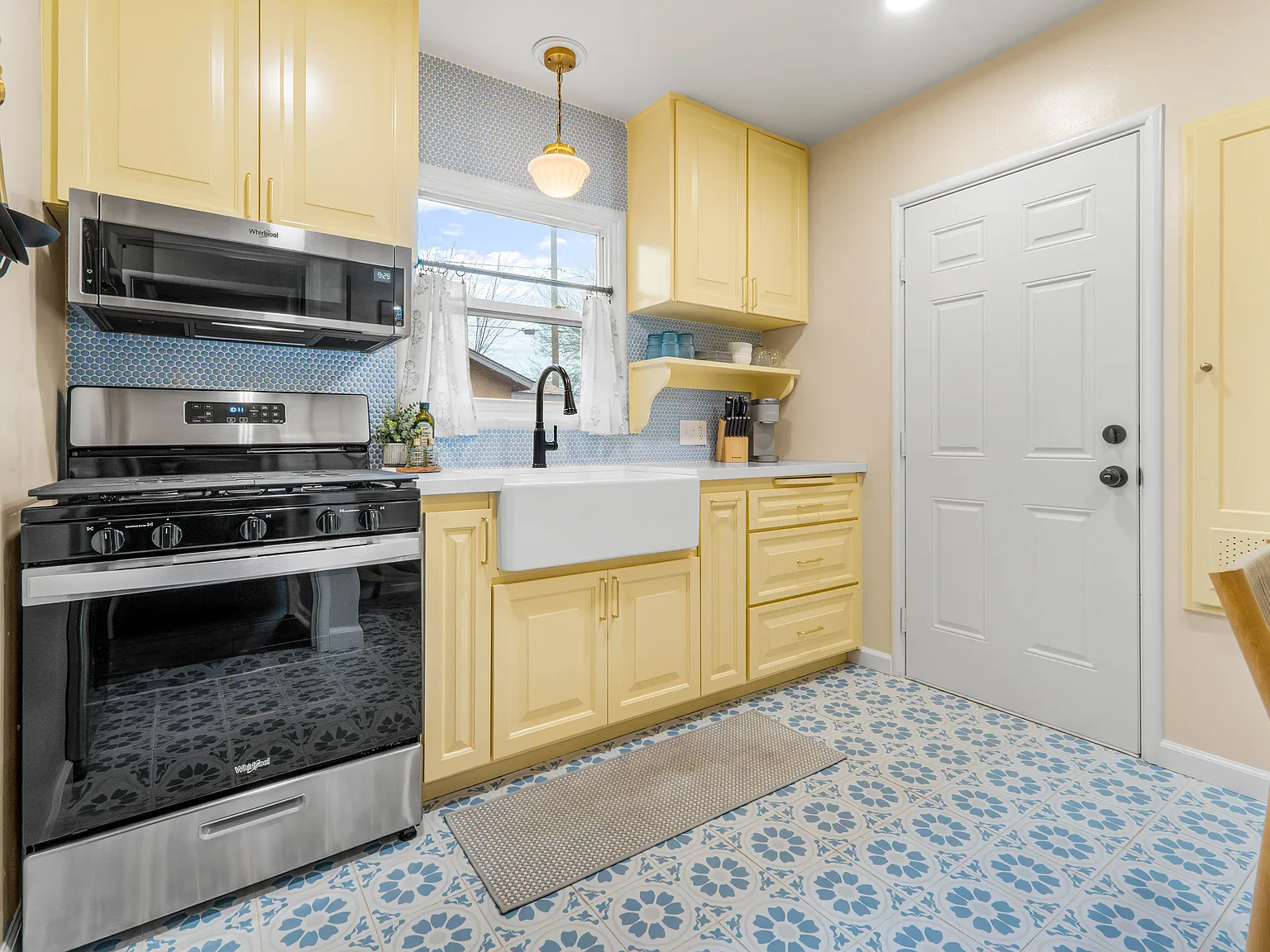 2 bed, 1018 sqft, $1,975 — Photo 4