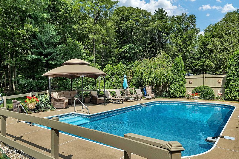 4th image of 16 Huntwood Drive