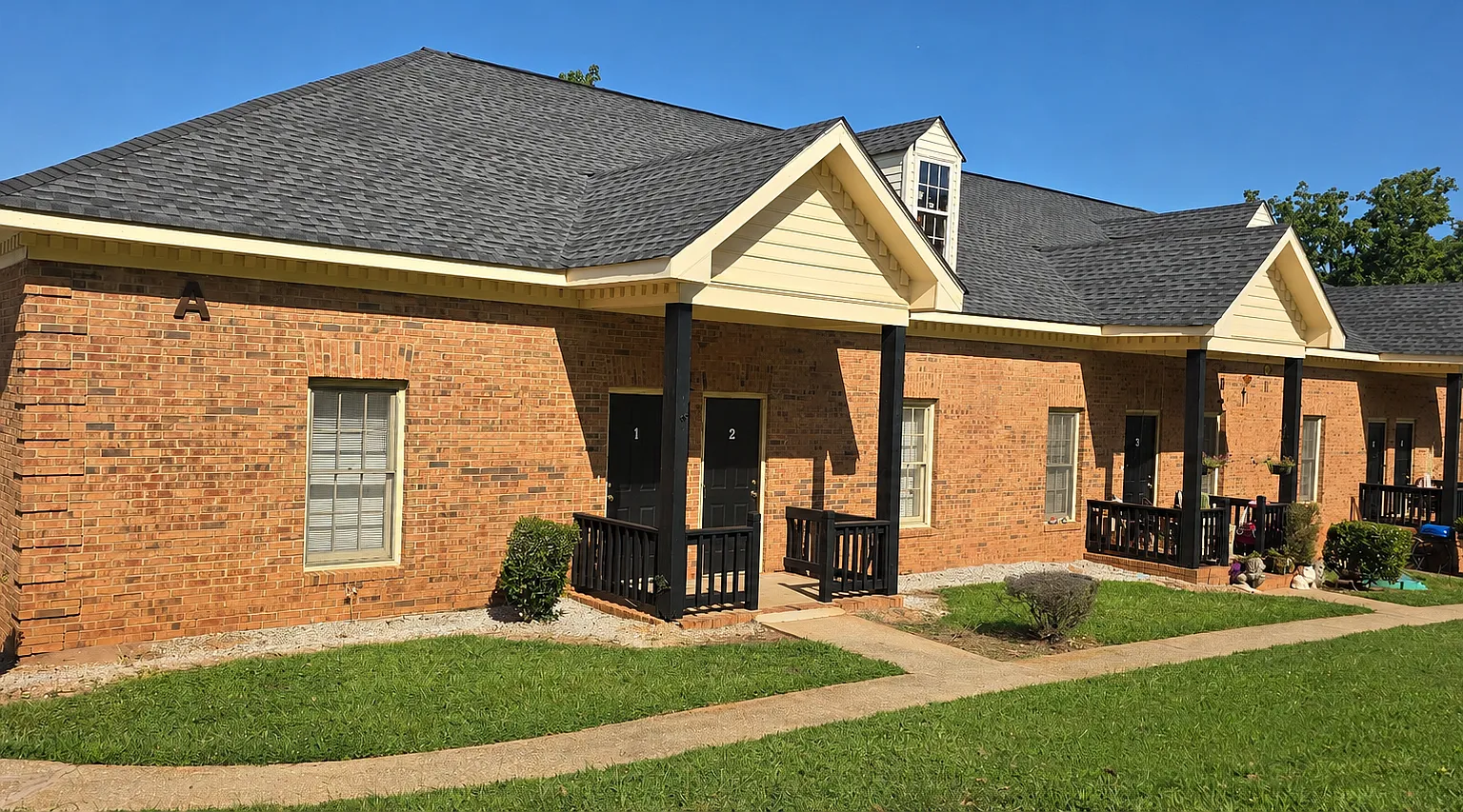 Hillcrest Apartments — Photo 3