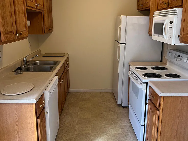 718 Oakton Rd — Photo 4
