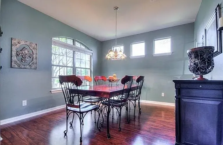 4 bed, 2.5 bath, 2562 sqft, $2,600 — Photo 3