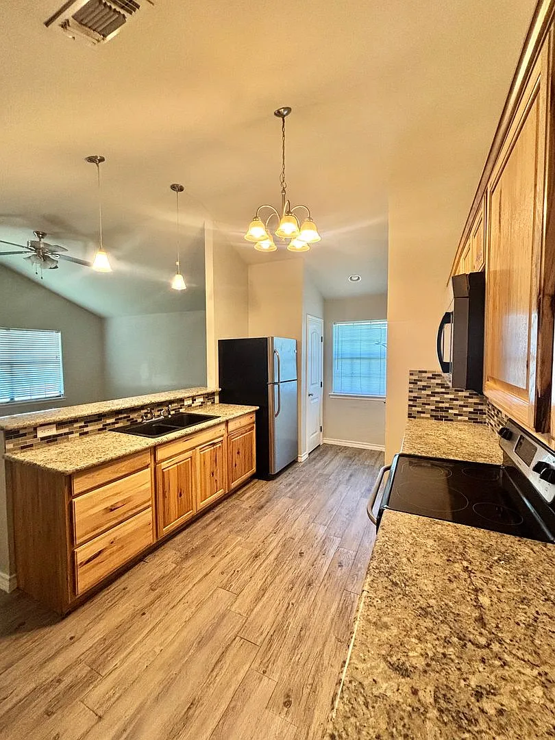 Now Available | Updated 4-Bedroom Home + Walking Distance To Asu Campus! — Photo 4