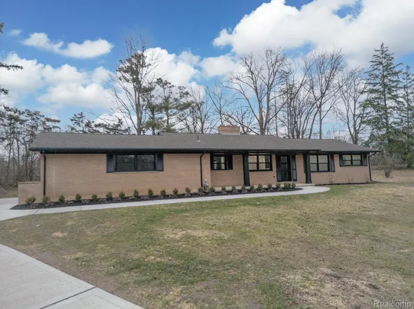 28828 E Kalong Cir, Southfield, MI 48034