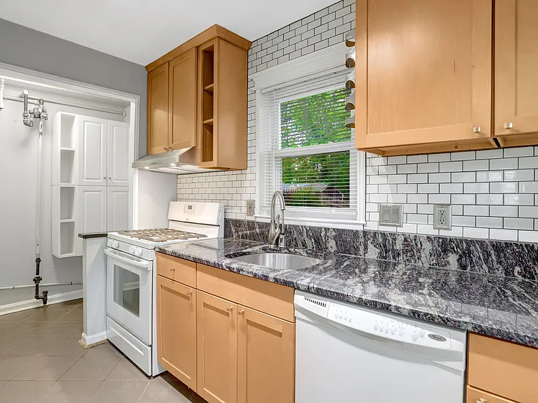 2340 Fairview Ter — Photo 3