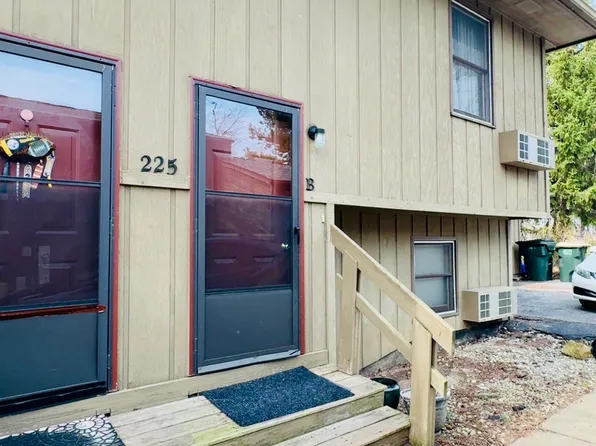 225 W Winchester Rd APT B, Libertyville, IL 60048