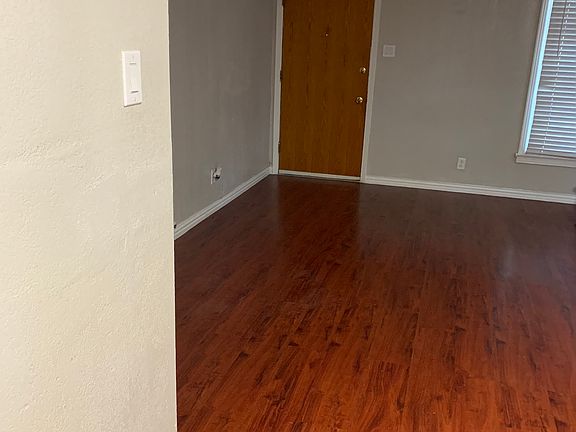 3rd image of 442 Freddie St