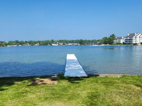 1384 Rossdale Dr, Waterford, MI 48328