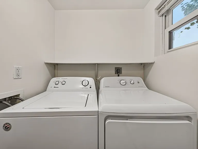 223 N New St — Photo 22