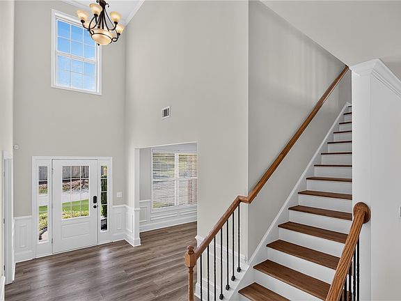 4th image of 6 Duxbury Ln
