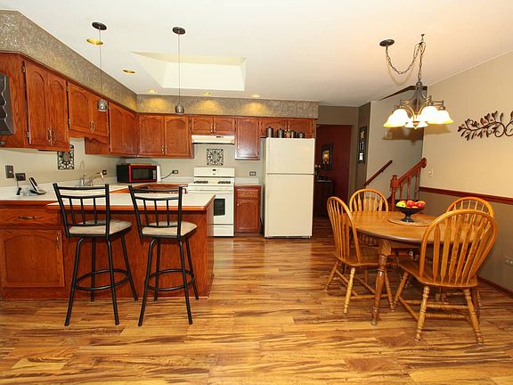 3rd image of 607 Jaquays St