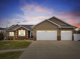 426 Wildflower Cir, Fairfax, IA 52228