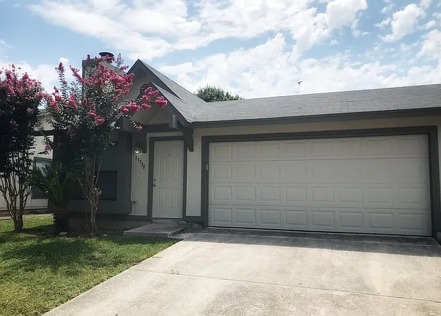 3bed/2bath Super Cute House for Rent! Available NOW! — Photo 2