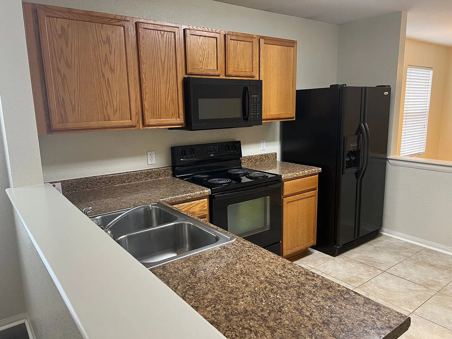 3 bed, 2.0 bath, 1416 sqft, $1,450 — Photo 2