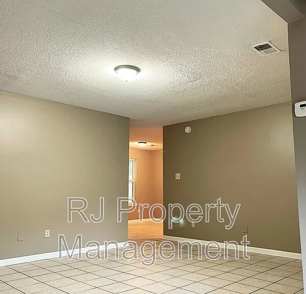 4615 Addington Dr — Photo 7