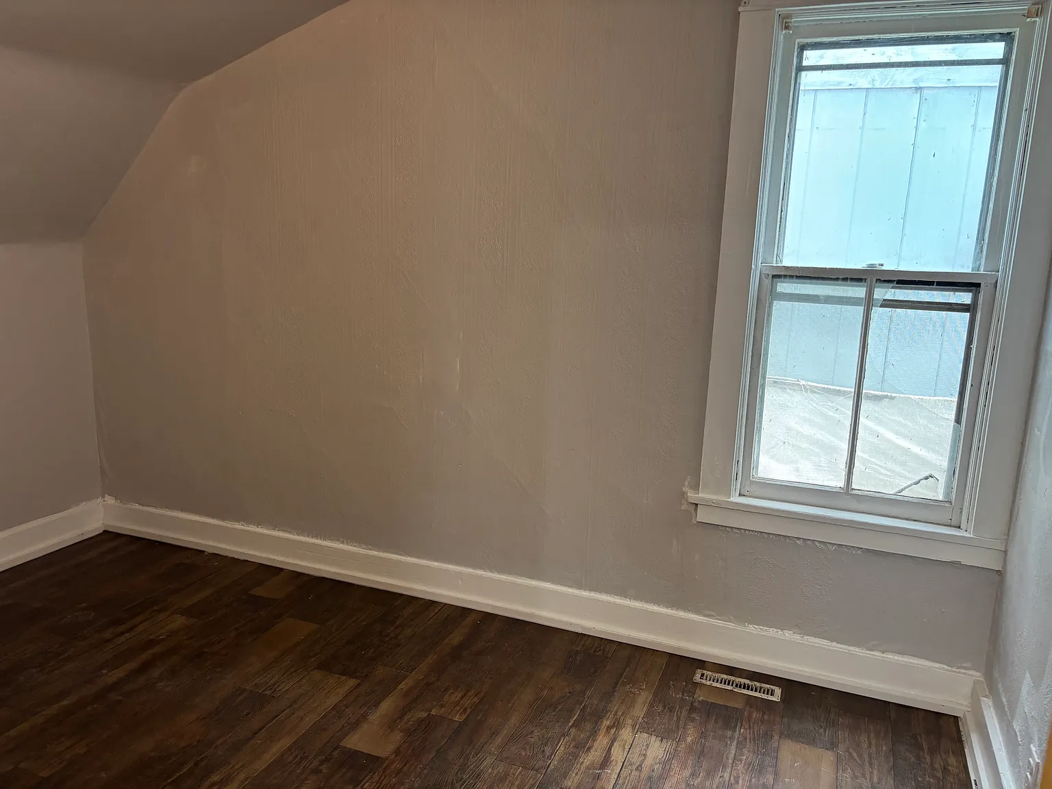 3 bed, 1100 sqft, $1,200 — Photo 2