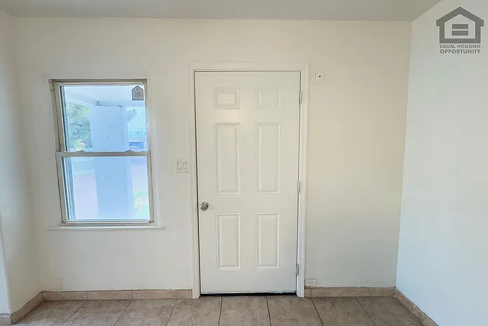 2517 E Culver St — Photo 7