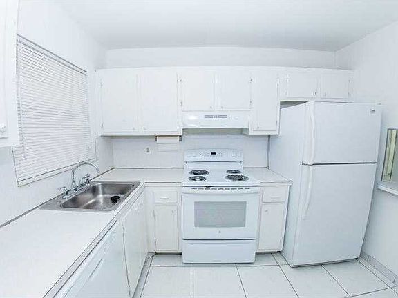 4th image of 8020 Sunrise Lakes Dr N APT 302