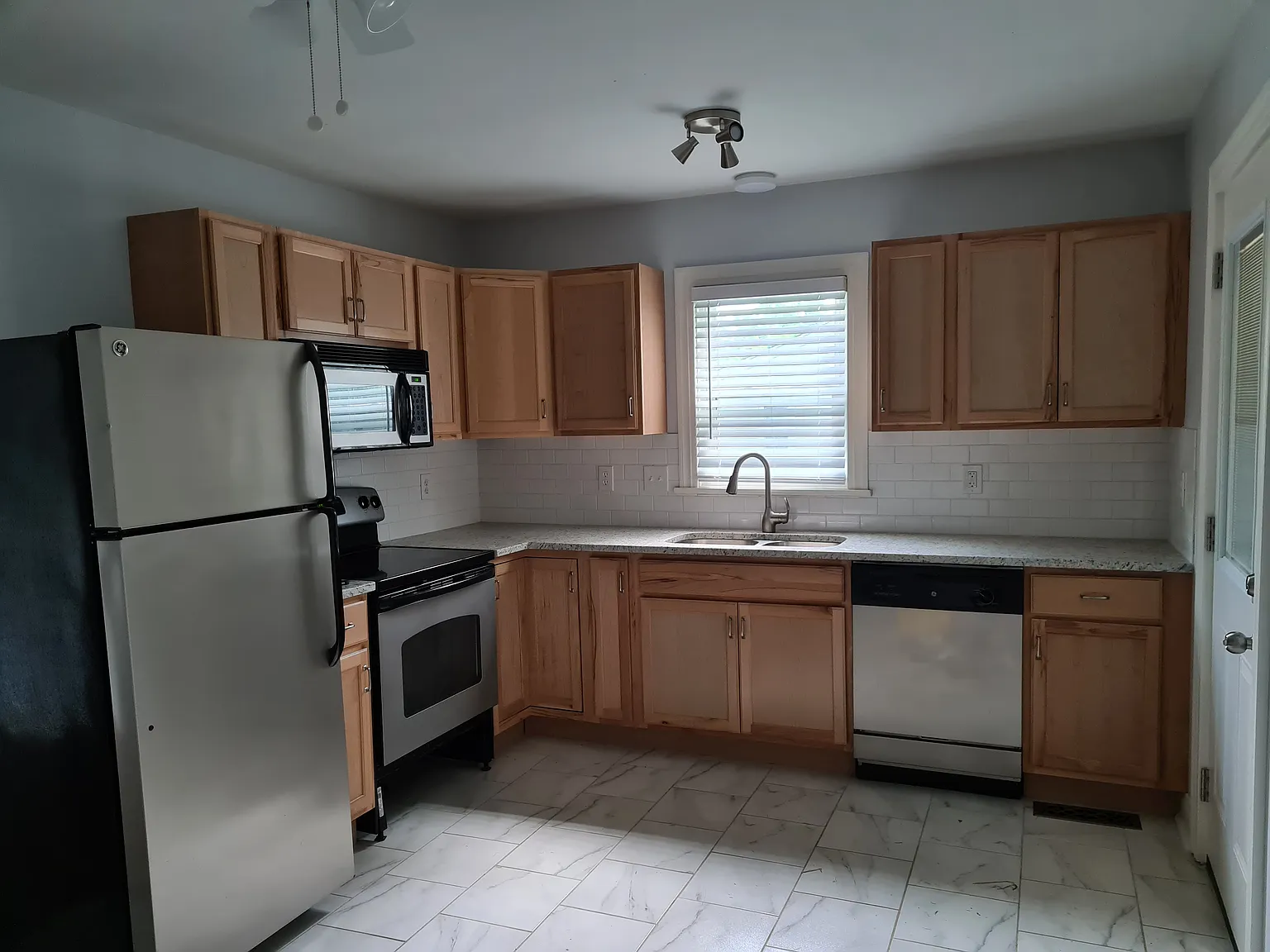 3 bed, 1528 sqft, $2,300 — Photo 2