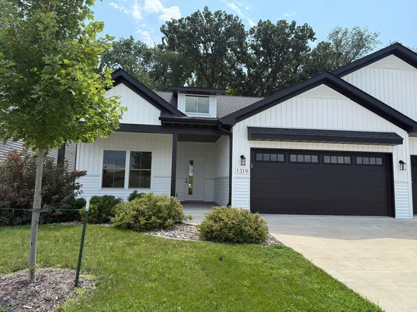 1319 Heights Ct, Bettendorf, IA 52722