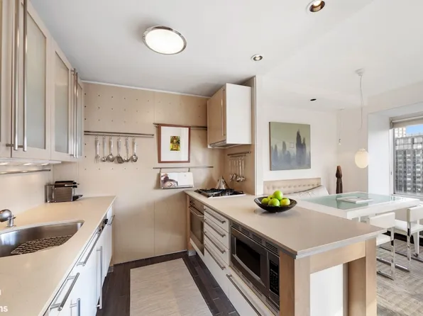 150 West 56th Street image 4 of 14