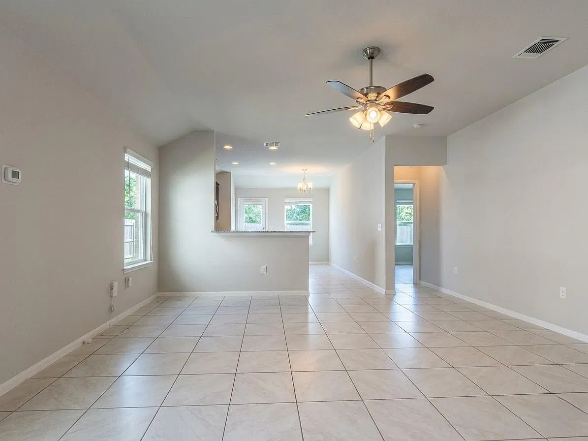 3 bed, 2.0 bath, 1368 sqft, $1,975 — Photo 3